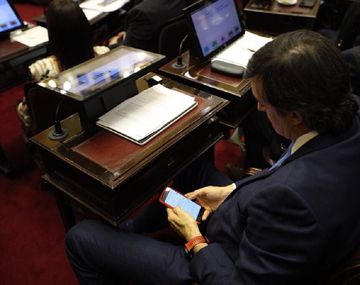 Esteban Bullrich googleando en plena sesión del Senado