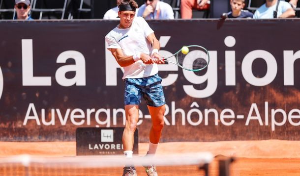 Tomás Etcheverry debutó con triunfo en el Roland Garros