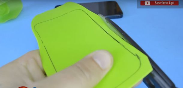VIDEO: ¿Cómo hacer una funda para tu smartphone con un envase de shampoo?