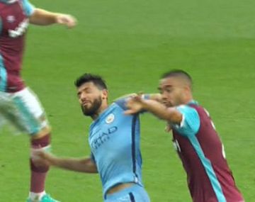 El brutal codazo del Kun Agüero que podría complicarlo en el futuro