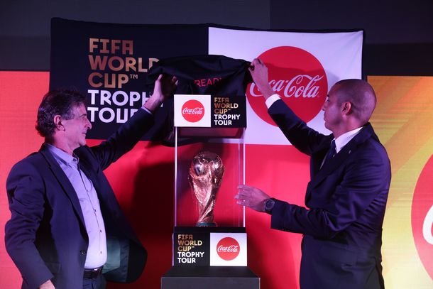 Mario Kempes y David Trezeguet develaron la Copa del Mundo