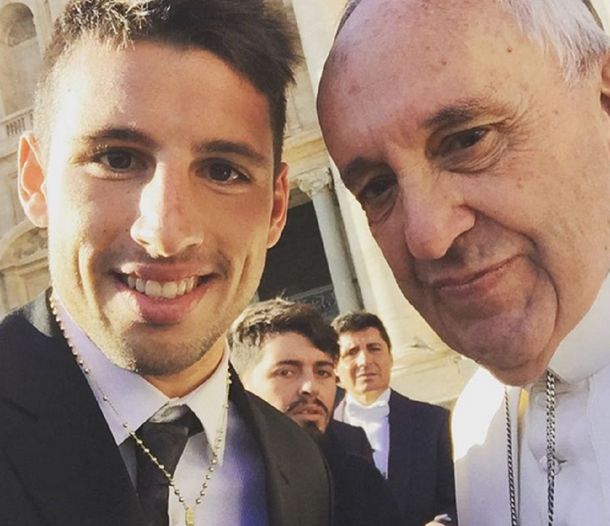 La selfie de Calleri con el papa Francisco: ¿qué mira Maradona Jr?
