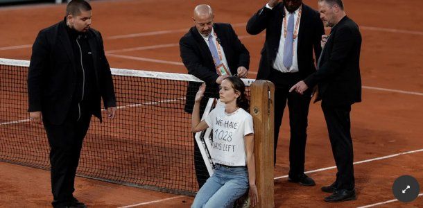 Una manifestante se metió en plena semifinal en Roland Garros