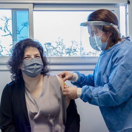 Carla Vizzotti recibió una dosis de Moderna para completar la primera de Sputnik V