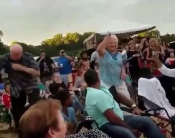 Dos abuelos que la rompieron bailando en un recital de rap se viralizaron