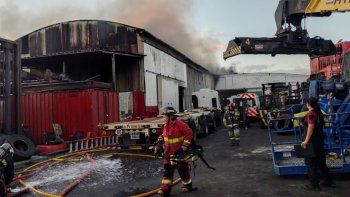 susto en la boca por un incendio: masivo operativo de bomberos en un deposito susto en la boca por un incendio: masivo operativo de bomberos en un deposito