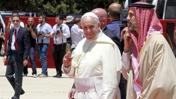ante el rey de jordania, el papa pidio una solucion para el conflicto en siria