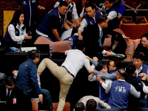 Escándalo en el Parlamento de Taiwán: un legislador robó un proyecto de ley y escapó corriendo