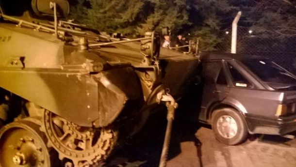 Insólito: un tanque de guerra embistió un auto tras el desfile por el Día del Ejército
