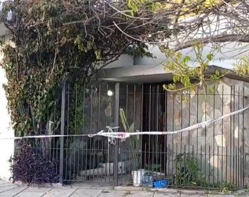 La policía municipal custodia la casa donde se ejecutó el triple femicidio de Florencio Varela