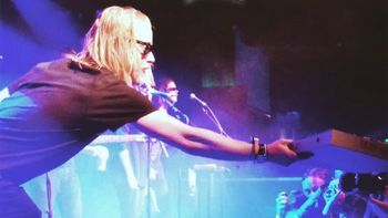 mi pobre angelito se subio a un escenario a cantar y lo bajaron a botellazos mi pobre angelito se subio a un escenario a cantar y lo bajaron a botellazos