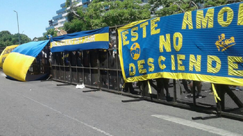 Banderas xeneizes decoran las vallas policiales Banderas xeneizes decoran las vallas policiales