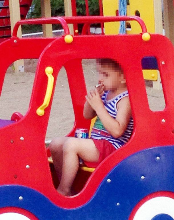 Conmueve la foto de un nene de 5 años fumando y tomando