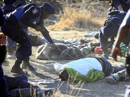 Sudáfrica: matanza de policías a mineros armados con palos