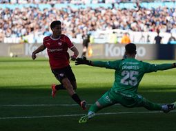 El increíble gol que erró Independiente en la última jugada del clásico de Avellaneda
