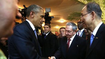 barack obama y raul castro, muy cerca en la inauguracion de la cumbre barack obama y raul castro, muy cerca en la inauguracion de la cumbre