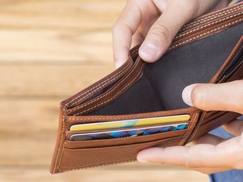 Los salarios cayeron con fuerza y se vendría una ola de reapertura de paritarias
