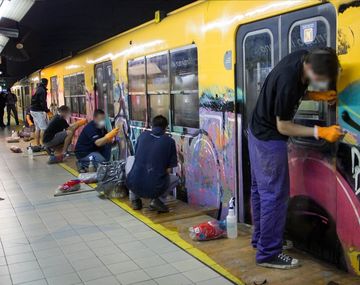 {altText(,#Rompepaga: Obligan a más graffiteros a limpiar los subtes que vandalizaron)}