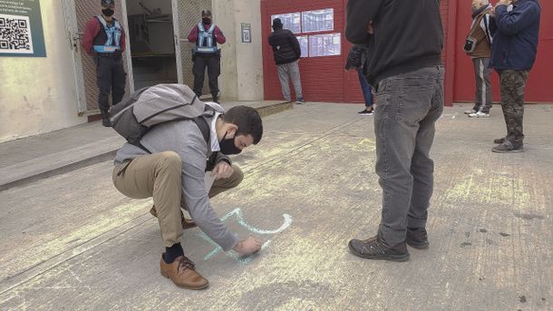 Darán números a los que a las 18 estén en la fila para votar