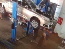 Un auto aplastó a dos mecánicos en un taller