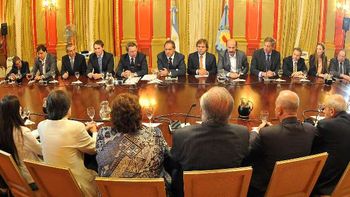 El gobernador Daniel Scioli se reunión con ministros, legisladores nacionales y provinciales más representantes de diversos sectores de la Justicia El gobernador Daniel Scioli se reunión con ministros, legisladores nacionales y provinciales más representantes de diversos sectores de la Justicia