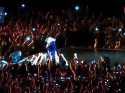 beyonce se cayo en el escenario por culpa de un fanatico beyonce se cayo en el escenario por culpa de un fanatico
