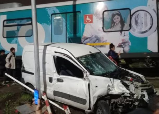 Milagro en Ramos Mejía: dos jóvenes cruzaron mal, el Tren Sarmiento los arrolló y salieron caminando