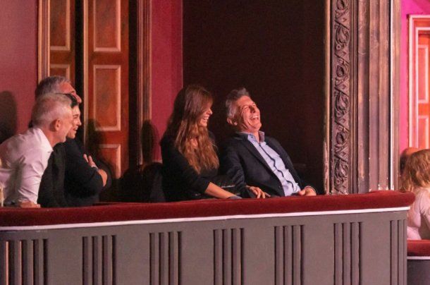 El beso de Mauricio Macri y Juliana Awada en el show de Martín Bossi
