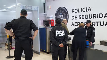 un pasajero intento subir a un avion con un arma cargada dentro de su mochila un pasajero intento subir a un avion con un arma cargada dentro de su mochila