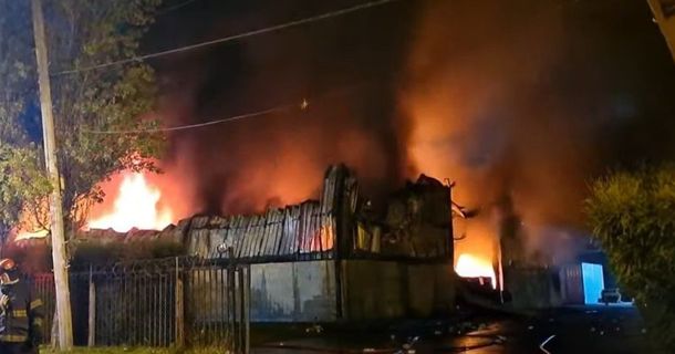 Un incendio destruye una fábrica de plásticos