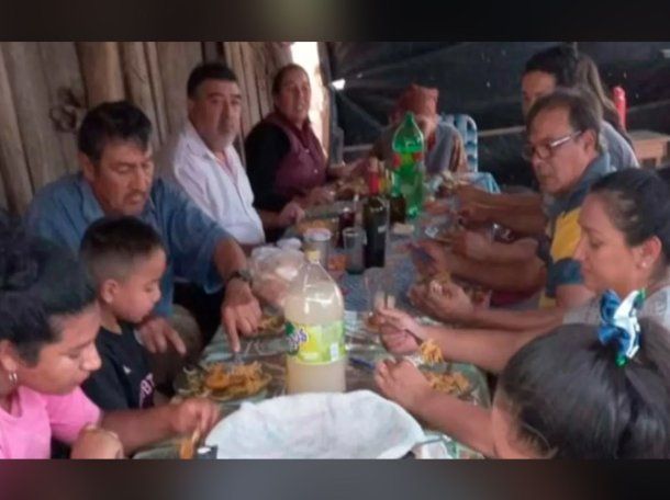 Loan Danilo Peña come junto a su padre en el almuerzo familiar que se llevó a cabo en la casa de su abuela horas antes de su desaparición