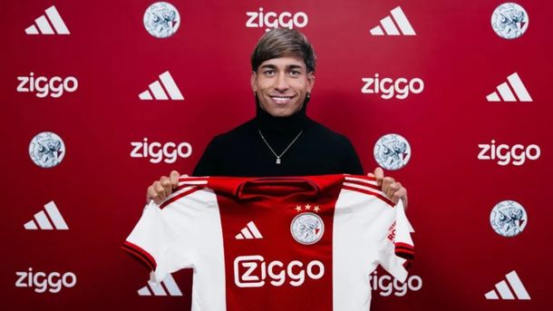 Ajax presentó a Maher Carrizo tras su salida de Vélez: firmó hasta 2030 y dejó una cifra millonaria