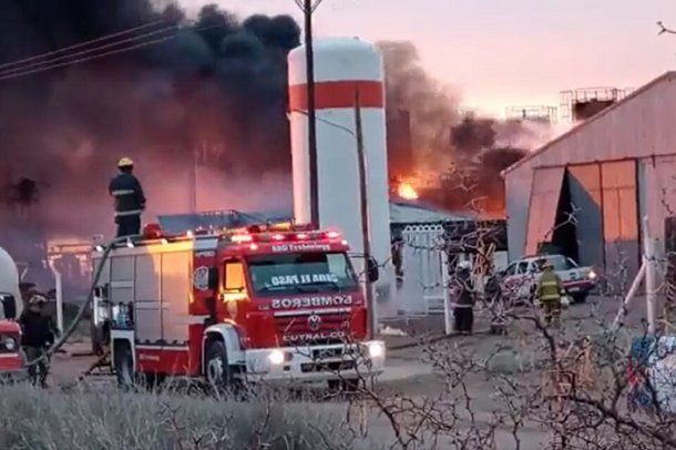 Los bomberos trabajan para contener las llamas tras la explosión.