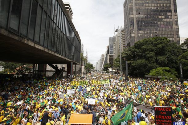 Miles de brasileños protestaron contra Rousseff en Río de Janeiro