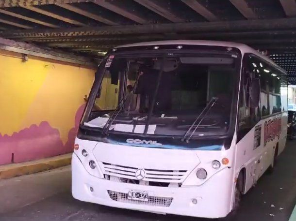 Balvanera: un minibús quedo atascado en un túnel
