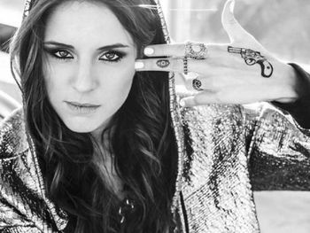 Candelaria Tinelli se tapó el tatuaje de un arma en su mano