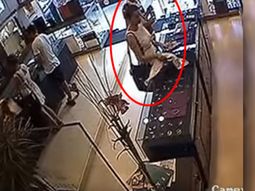video: con la complicidad de su pareja, robo en una joyeria video: con la complicidad de su pareja, robo en una joyeria