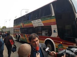 El micro de los jugadores de Olimpo sufrió un ataque con piedras en la bajada de Quilmes El micro de los jugadores de Olimpo sufrió un ataque con piedras en la bajada de Quilmes