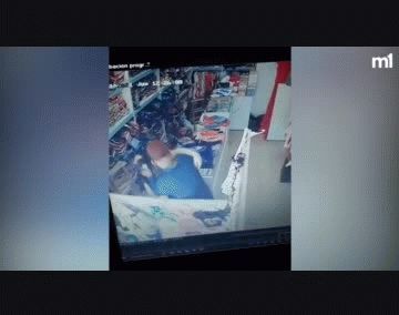 Así golpea un ladrón a una embarazada para robarle en Villa Gobernador Galvez