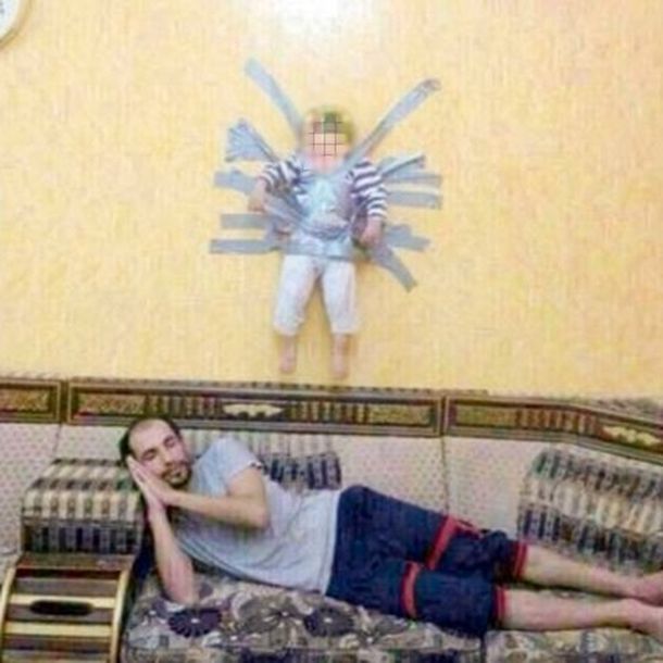 Indignación mundial por un padre que colgó a su hijo de la pared