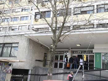 Estaban operando, se cortó la luz y tuvieron que seguir la cirugía con la linterna del celular