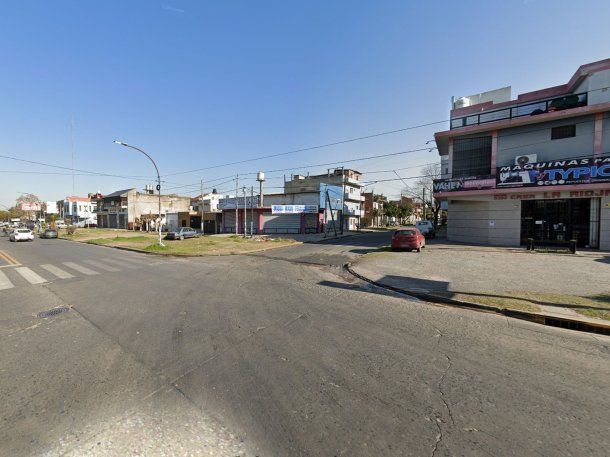 Motochorros atacaron a una policía y le robaron el arma reglamentaria