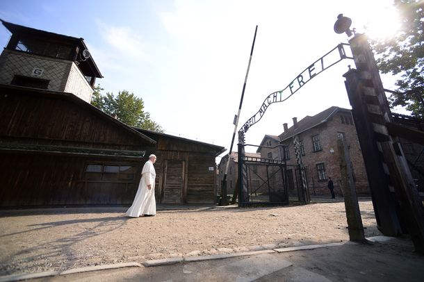Mirá las imágenes que son tapa de los diarios del mundo: Francisco, en silencio, en Auschwitz