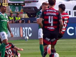 Patada asesina: Erick Pulgar de Flamengo se salvó de la roja tras fuerte plancha a Bruno Fuchs de Palmeiras