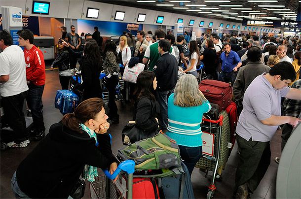 Se normalizan los vuelos en Aeroparque y en Ezeiza