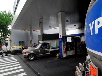 El CEO de YPF aseguró que los precios de los combustibles están 20% atrasados