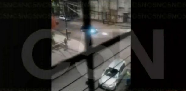 Arrojaron a una mujer de un auto en movimiento