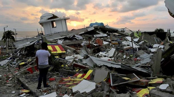 Intensa búsqueda de 15 argentinos en Ecuador tras el fuerte terremoto