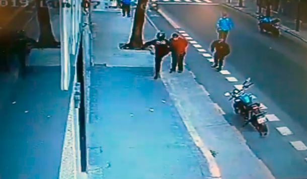 VIDEO: Un policía de la Ciudad mató a un hombre de una patada en el pecho