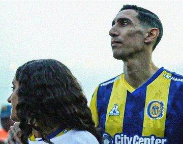 Ángel Di María junto a su hija, en el clásico ante Newells.